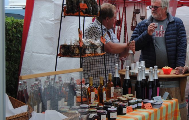 Au Marché de Portalban, on peut même refaire le monde avec nos artisans