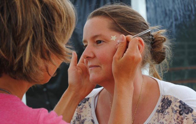 Miroir, miroir! Dis-moi qui sera la plus belle!
(atelier de grimage)